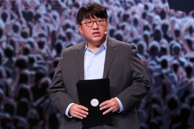 Bang Si Hyuk, Kore kültürünün yayılmasına yaptığı katkılardan dolayı Seul Ulusal Üniversitesi'nden fahri doktora ödülü aldı.